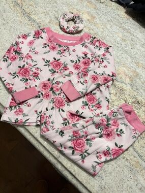 10/$30 Laura Ashley Soft Floral Kids Pajama Set with Matching Scrunchie